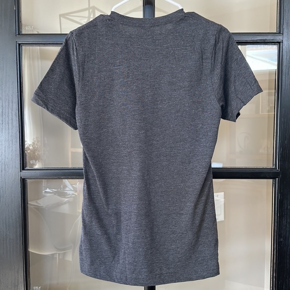 Yellowstone Dutton Ranch Women’s T size Small, NEW. - Picture 4 of 4